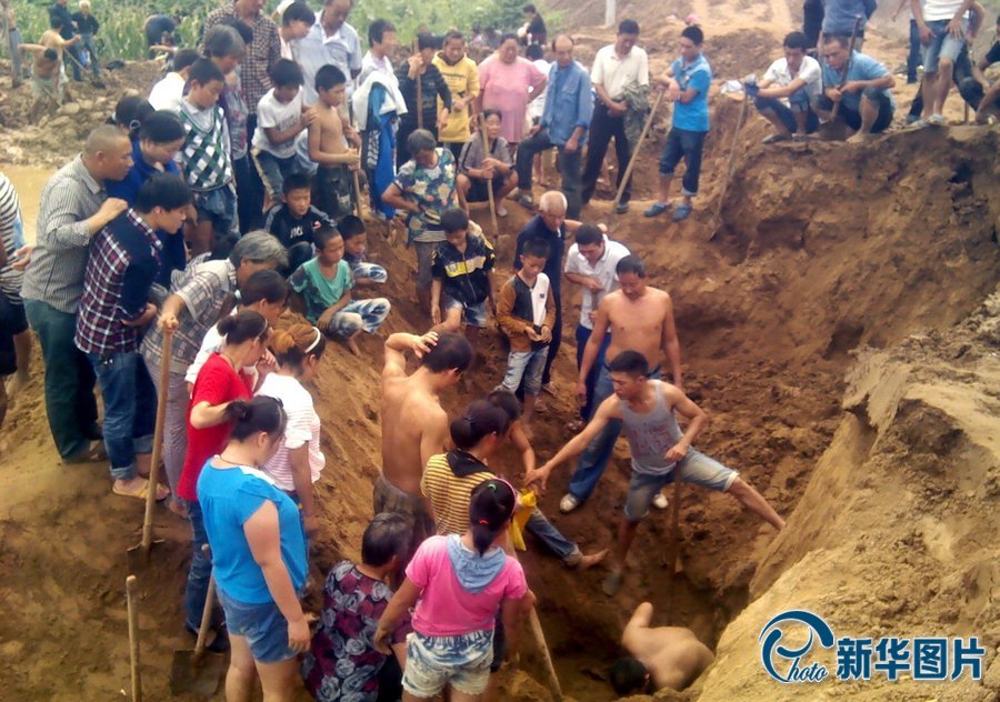 河南西平工地挖出銅錢(qián) 上百村民連夜哄搶