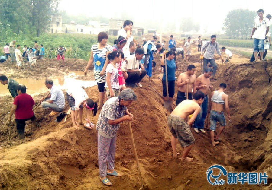 河南西平工地挖出銅錢(qián) 上百村民連夜哄搶