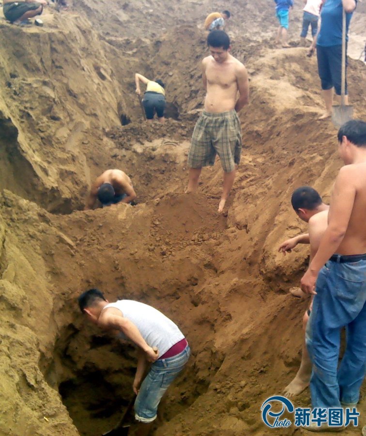 河南西平工地挖出銅錢(qián) 上百村民連夜哄搶