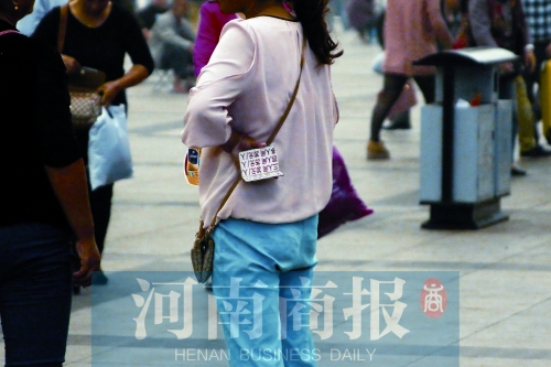 火車站廣場，一女子拿著寫有不同房型價位的卡片在拉客，不少市民抱怨，受過此類“騷擾”