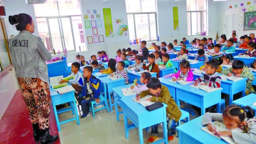 有的課桌直抵講臺(tái)，學(xué)生眼睛離黑板非常近。