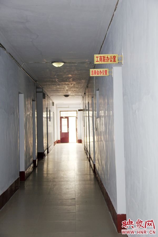 在縣委大院內(nèi),分布著很多機(jī)關(guān)單位。