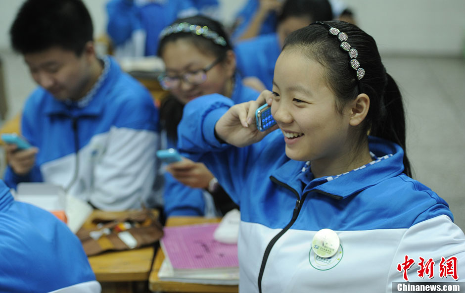 圖為一同學(xué)正在試手機(jī)的通話功能。