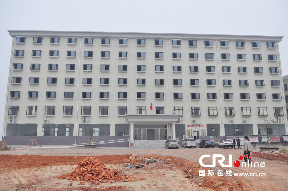 2013年10月21日，長沙云蓋村欠債千萬新建的豪華村部樓。