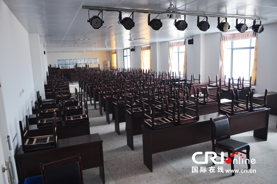 2013年10月21日，長沙云蓋村欠債千萬新建的豪華村部樓。