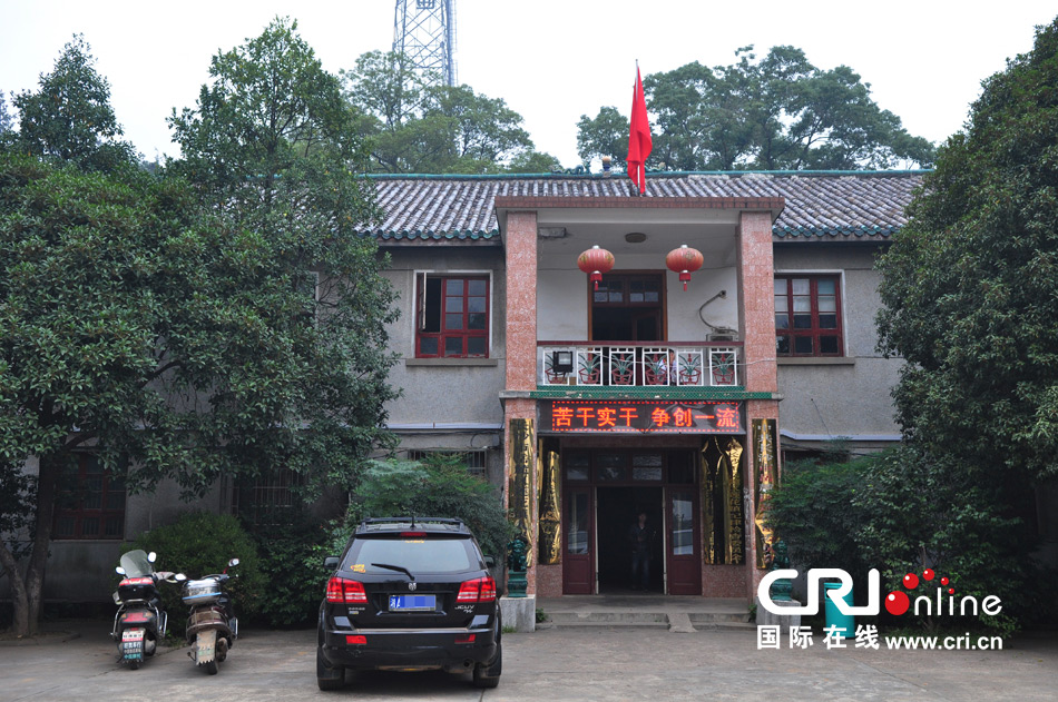 　2013年10月21日，這是蓮花鎮(zhèn)人民政府的辦公樓，和蓮花鎮(zhèn)云蓋村的辦公樓相比，寒酸不少。