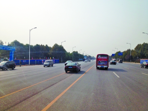 鄭開大道上隨處可見車輛駛?cè)腚p黃線超車,很危險。