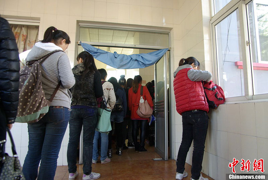 　10月26日上午10點(diǎn)多，北京香山路賞紅客摩肩接踵