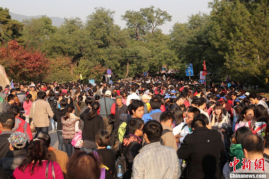 　10月26日，北京香山公園內(nèi)游客摩肩接踵。