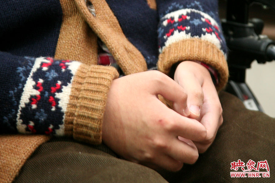 也許是對陌生人來訪的感受到了拘謹，王海龍的雙手僅僅的握著