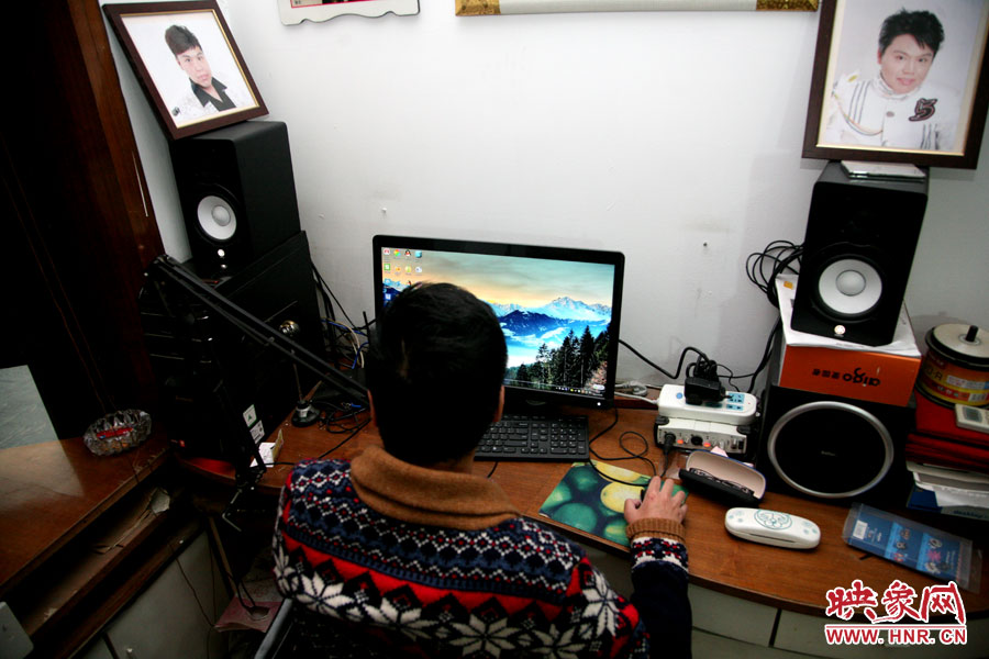 這張小小的工作臺就是海龍的一片小天地，他可以在這里練歌，也可在這里回味他的過去