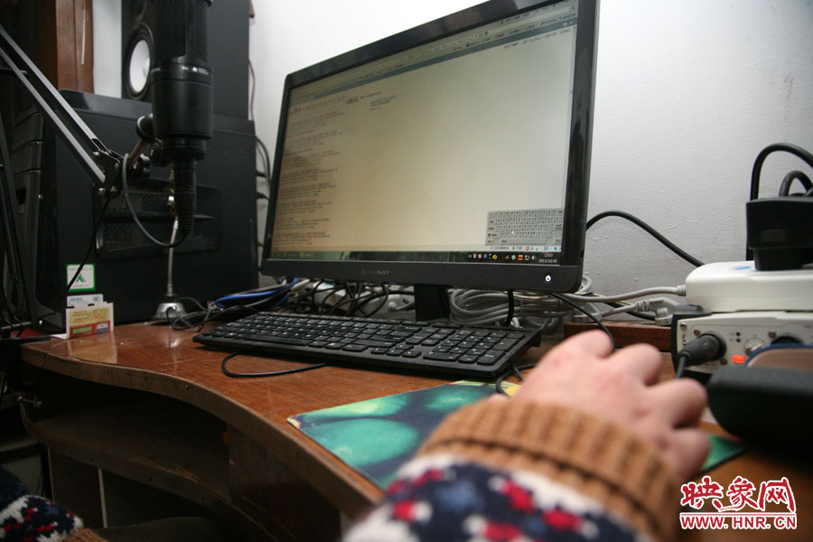 由于海龍只剩下兩根手指可以做動作，聰明的他調(diào)出軟鍵盤來打字搜索