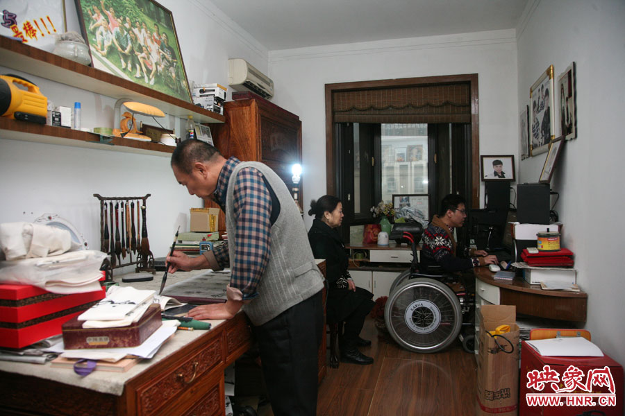 小小的書房里，爺孫三人在坐著各自的事情，姥爺在練書法，姥姥在旁專心的看著海龍，海龍在盡情的歌唱