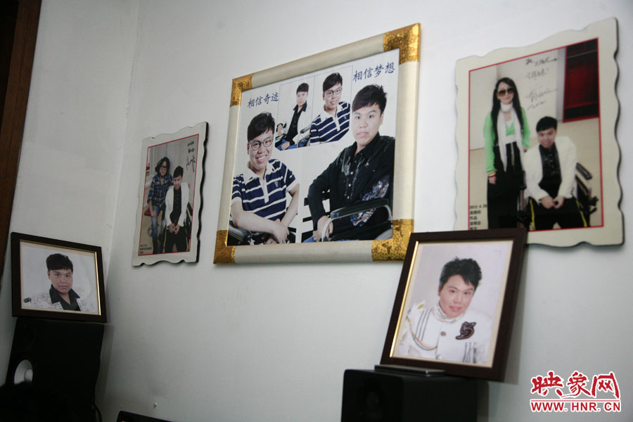 海龍的房間內(nèi)掛滿了這些年他走過的路程。