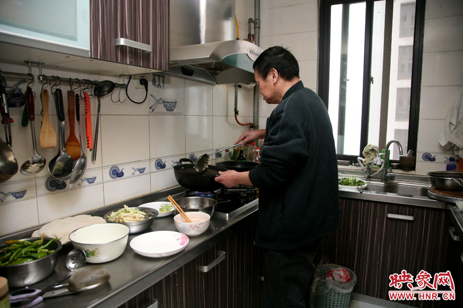 由于二老年齡也大了，于是姥姥的弟弟來住在家中幫忙照顧海龍