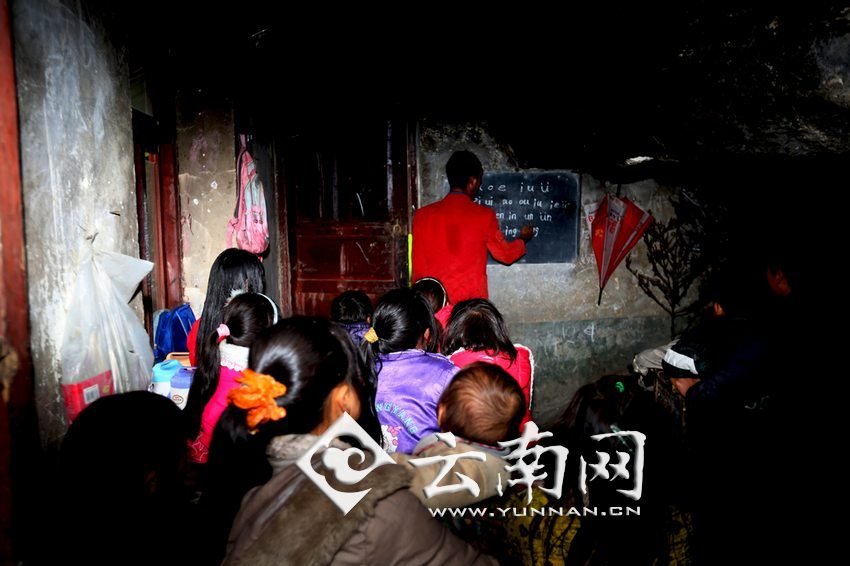 由于受到當(dāng)?shù)厝似缫暎箦伻Φ暮⒆觽儧]有外出求學(xué)的機(jī)會，只能在這樣的簡易房里學(xué)習(xí)