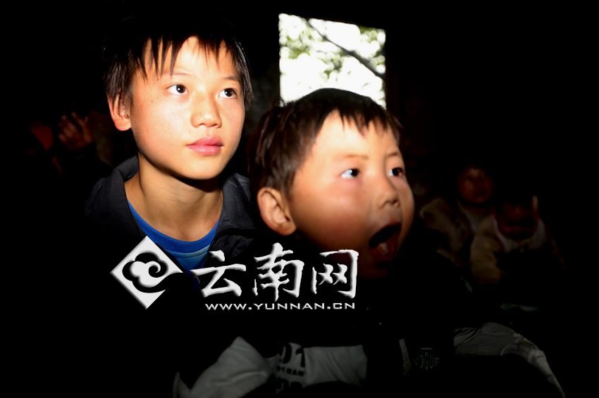 孩子認(rèn)真地跟著袁老師讀拼音。徐弘毅 攝