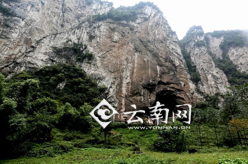 大鍋圈小學(xué)就建在這樣一個懸崖絕壁邊上。