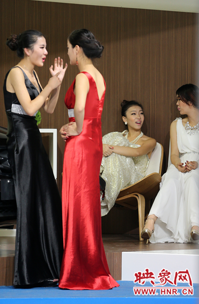 后臺(tái)休息的車(chē)模