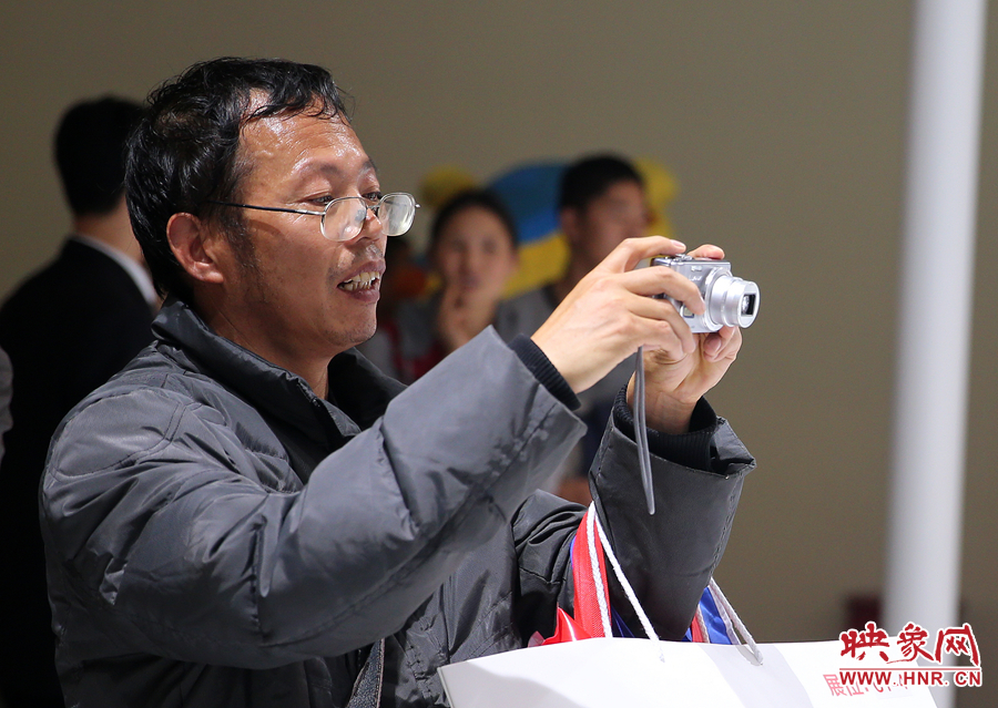 美麗的車(chē)模吸引了參觀者不停按動(dòng)快門(mén)