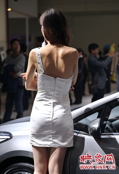 雖然進(jìn)入深秋，車(chē)模依然“輕裝”上場(chǎng)。