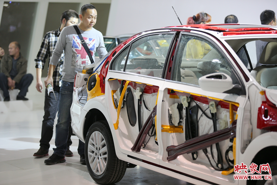 一輛剖面車(chē)吸引了參觀者