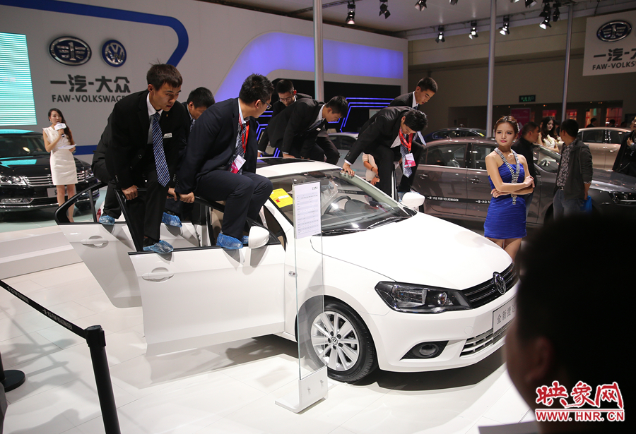 展臺(tái)上幾名工作人員正在演示汽車(chē)的性能