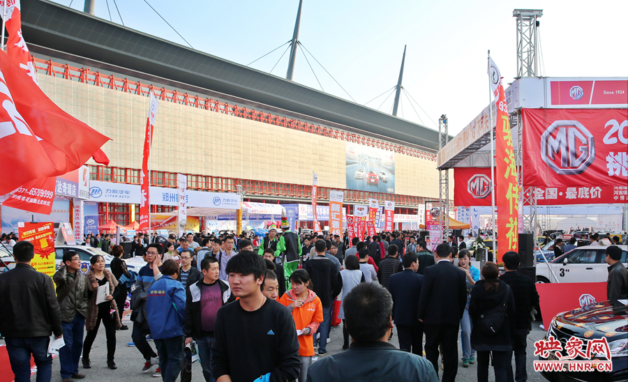 車(chē)展第一天吸引了眾多市民前來(lái)