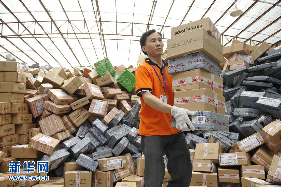 　11月11日，在圓通公司廣州一處分揀站，工作人員加緊處理堆積如山的快件。