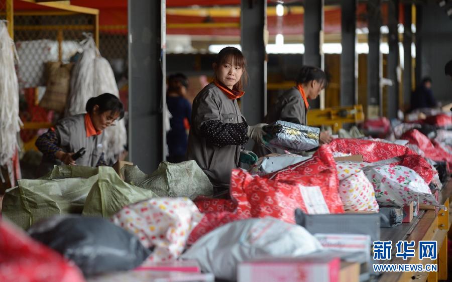 11月11日，一家快遞公司的工作人員正在分揀快件。