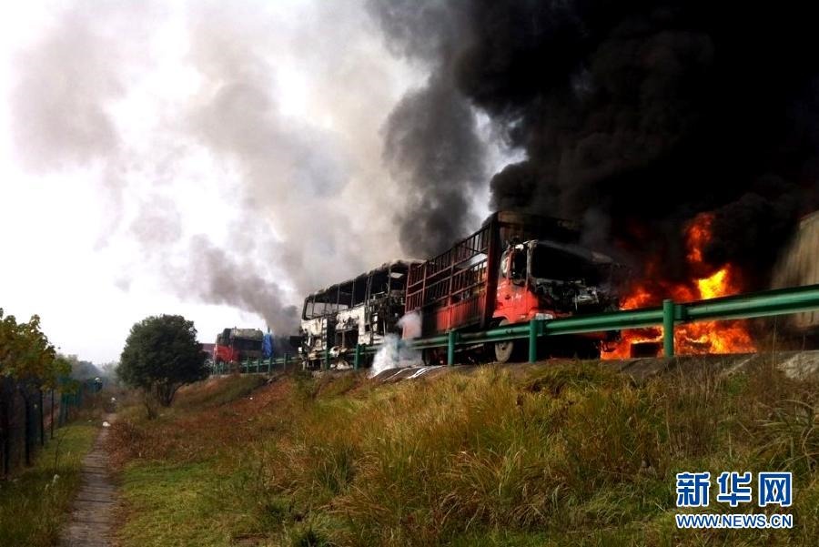 大霧致滬陜高速發(fā)生多起事故 20余車相撞多車起火 大霧致滬陜高速發(fā)生多起事故 20余車相撞多車起火