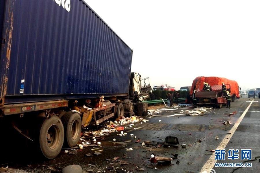 大霧致滬陜高速發(fā)生多起事故 20余車相撞多車起火 大霧致滬陜高速發(fā)生多起事故 20余車相撞多車起火