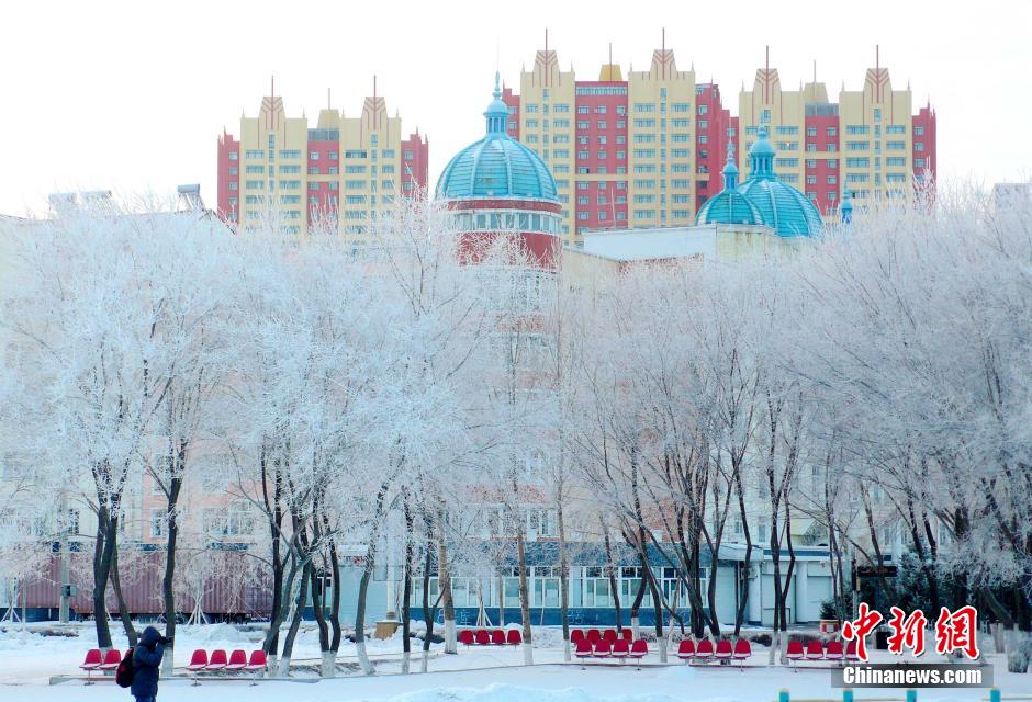 12月10日,受降溫天氣影響,黑河市黑龍江江畔出現(xiàn)綿延數(shù)公里的霧凇景觀。