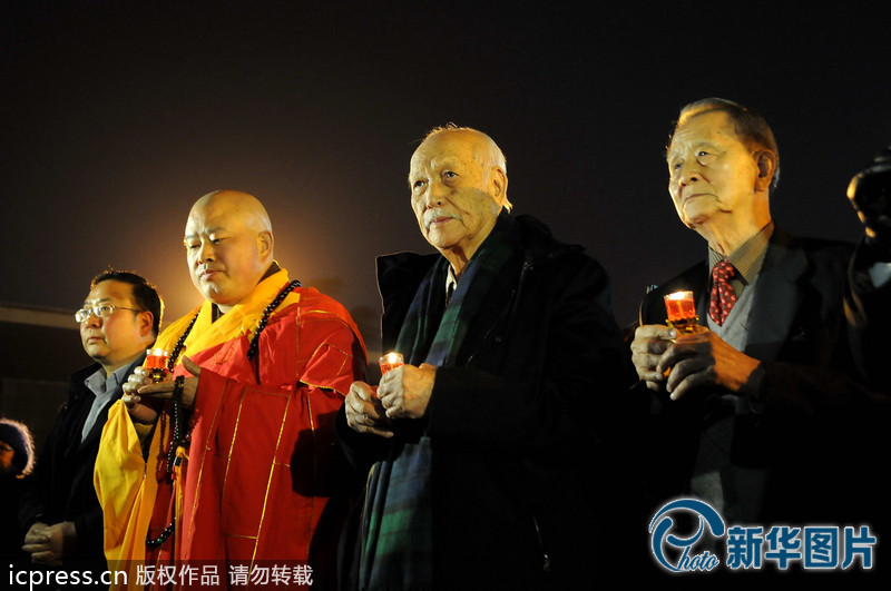 “為南京大屠殺遇難者守靈儀式暨和平燭光祭”活動(dòng)在侵華日軍南京大屠殺遇難同胞紀(jì)念館祭場舉行。