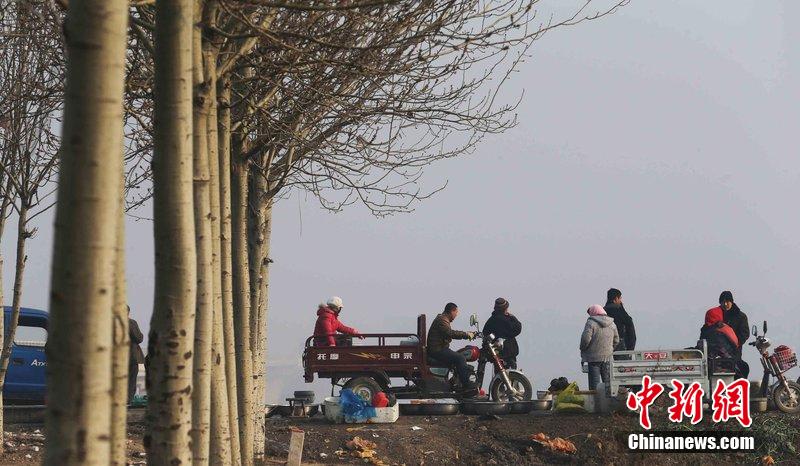 圖為12月1日，104國道靜海縣城附近，104國道靜?？h城附近，高速旁邊形成的黑市。田寶希 攝 圖片