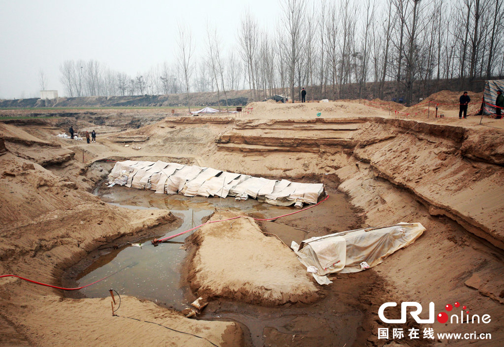 2014年1月6日，河南洛陽古沉船發(fā)掘現(xiàn)場，兩艘古沉船，一艘已經(jīng)挖掘出土，另一艘還有一半埋在沙丘里。