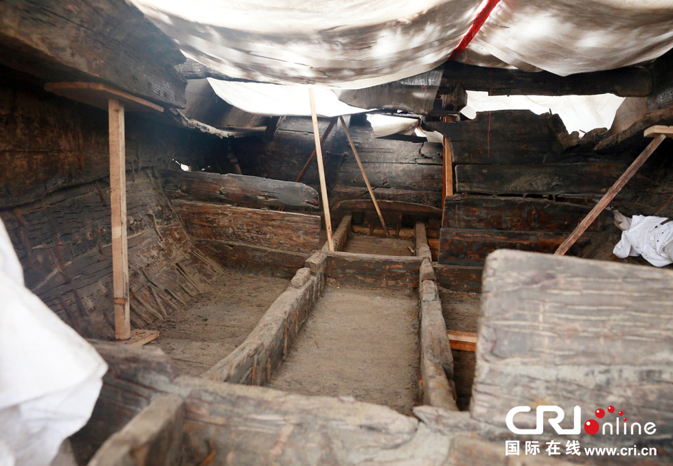 2014年1月6日，河南洛陽古沉船發(fā)掘現(xiàn)場，古沉船頭，船倉內(nèi)部。