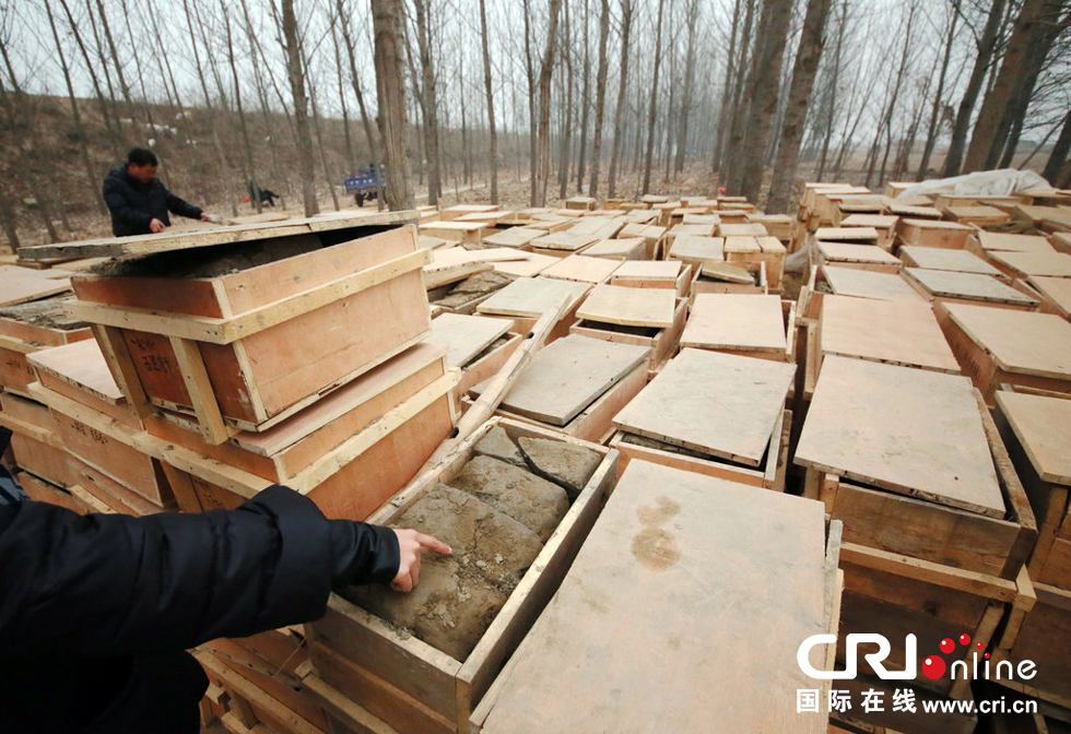 2014年1月6日，河南洛陽古沉船發(fā)掘現(xiàn)場，古船周圍和船上清理出來的青膏泥已被打包入箱。