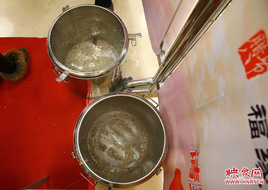 由于人多，兩大桶粥二十分鐘內(nèi)已經(jīng)見底。