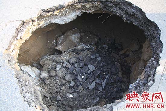 坑口直徑約兩米，路面下形成中空的大坑，約有15平方米。