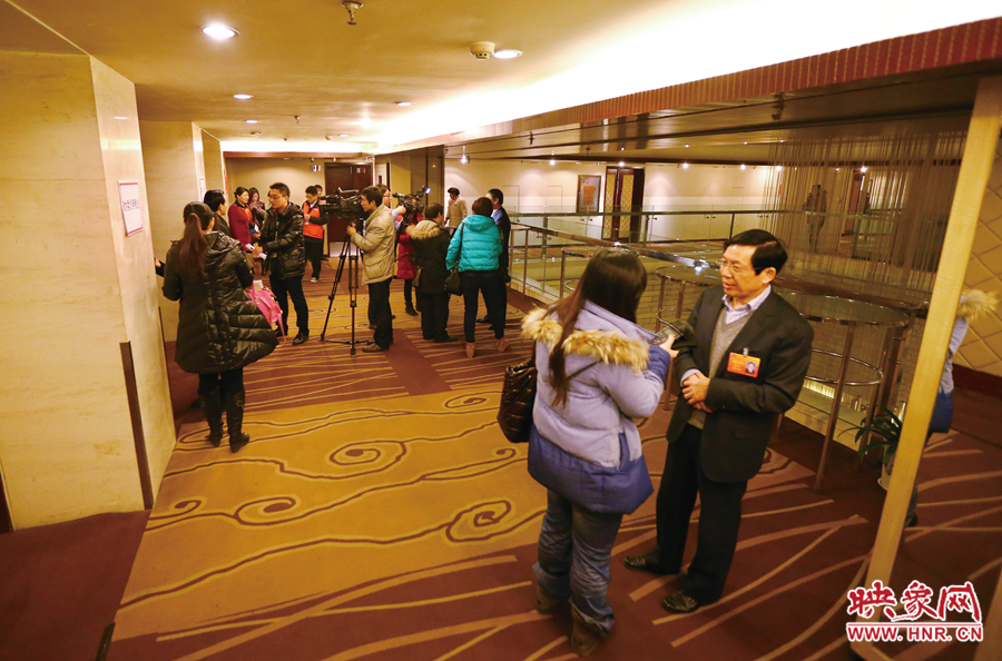 會(huì)議間隙，樓道成為記者采訪的主戰(zhàn)場
