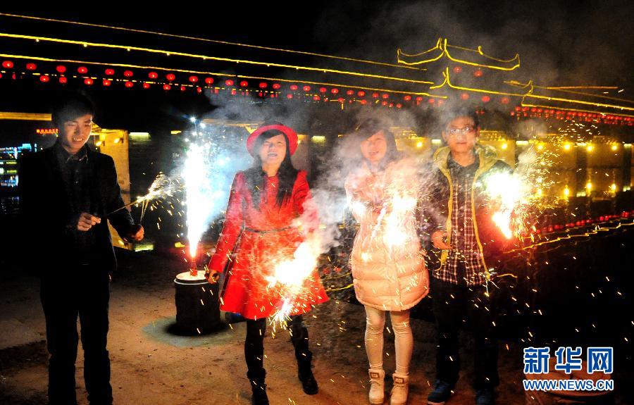 1月30日，浙江金華武義市民在燃放煙花，喜迎馬年春節(jié)。