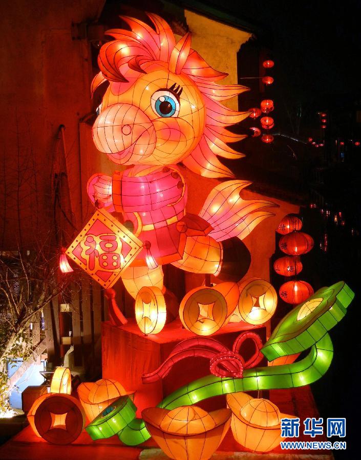 1月30日在蘇州山塘街拍攝的“福馬鬧春”彩燈景觀。