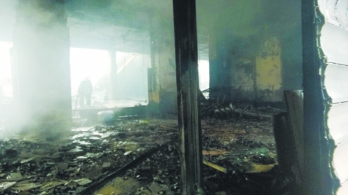 3.營業(yè)大廳棚頂坍塌，貨物成灰。