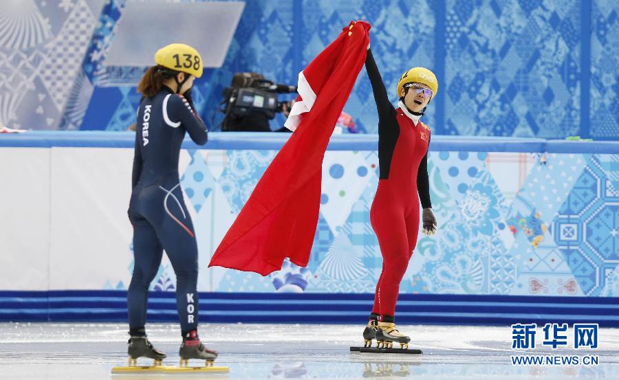 2月13日，中國選手李堅(jiān)柔（右）在比賽后慶祝。