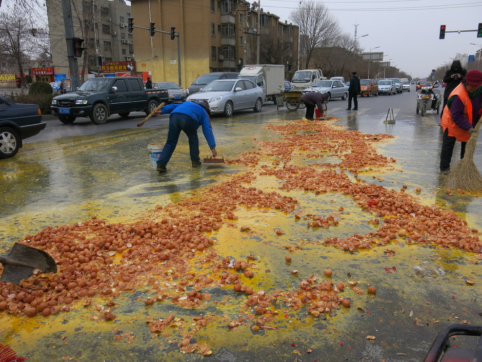 萬枚雞蛋撒馬路 路人幫撿未哄搶 萬枚雞蛋撒馬路 路人幫撿未哄搶
