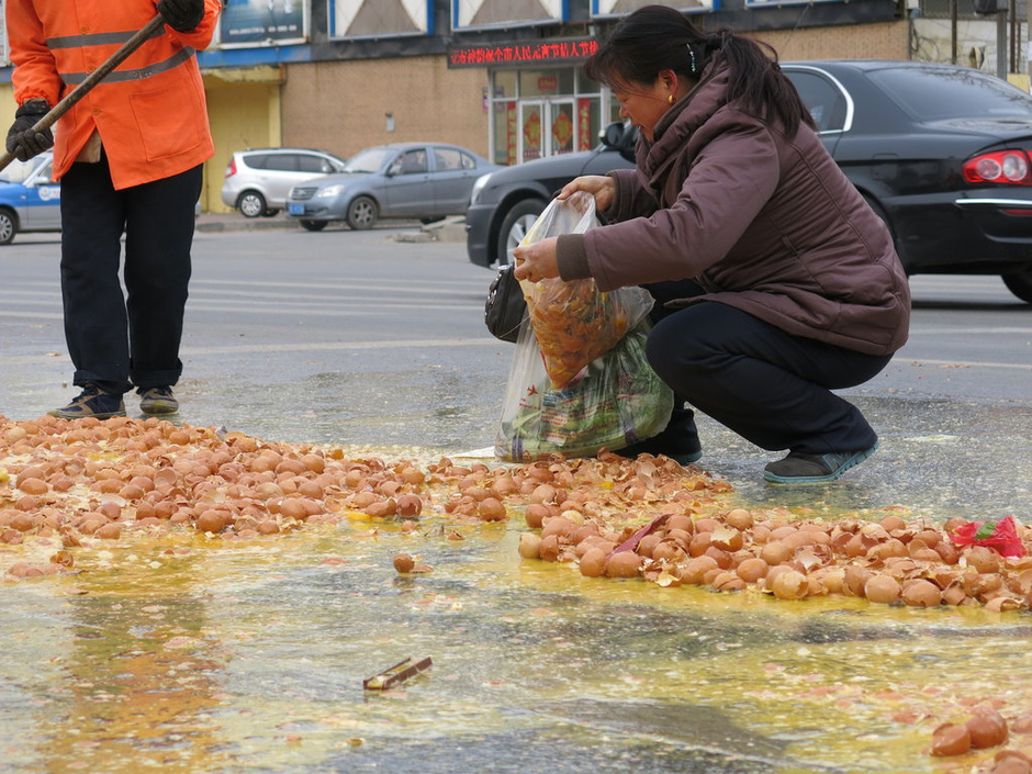 萬枚雞蛋撒馬路 路人幫撿未哄搶 萬枚雞蛋撒馬路 路人幫撿未哄搶