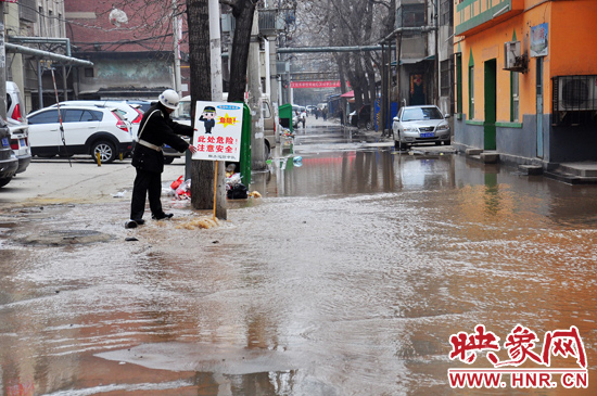 巡防隊員到了現場后，設置了警示牌，并勸阻小朋友進入水中