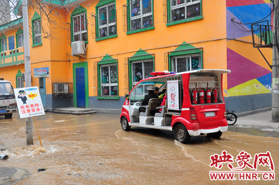 巡防隊員將巡消車開到對面，將上學的小朋友一個一個接上車，送出家屬院