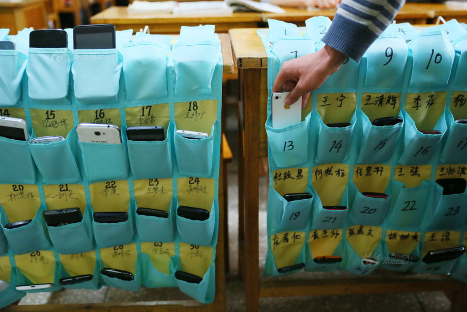 河南洛陽一大學學生課前自覺上交手機